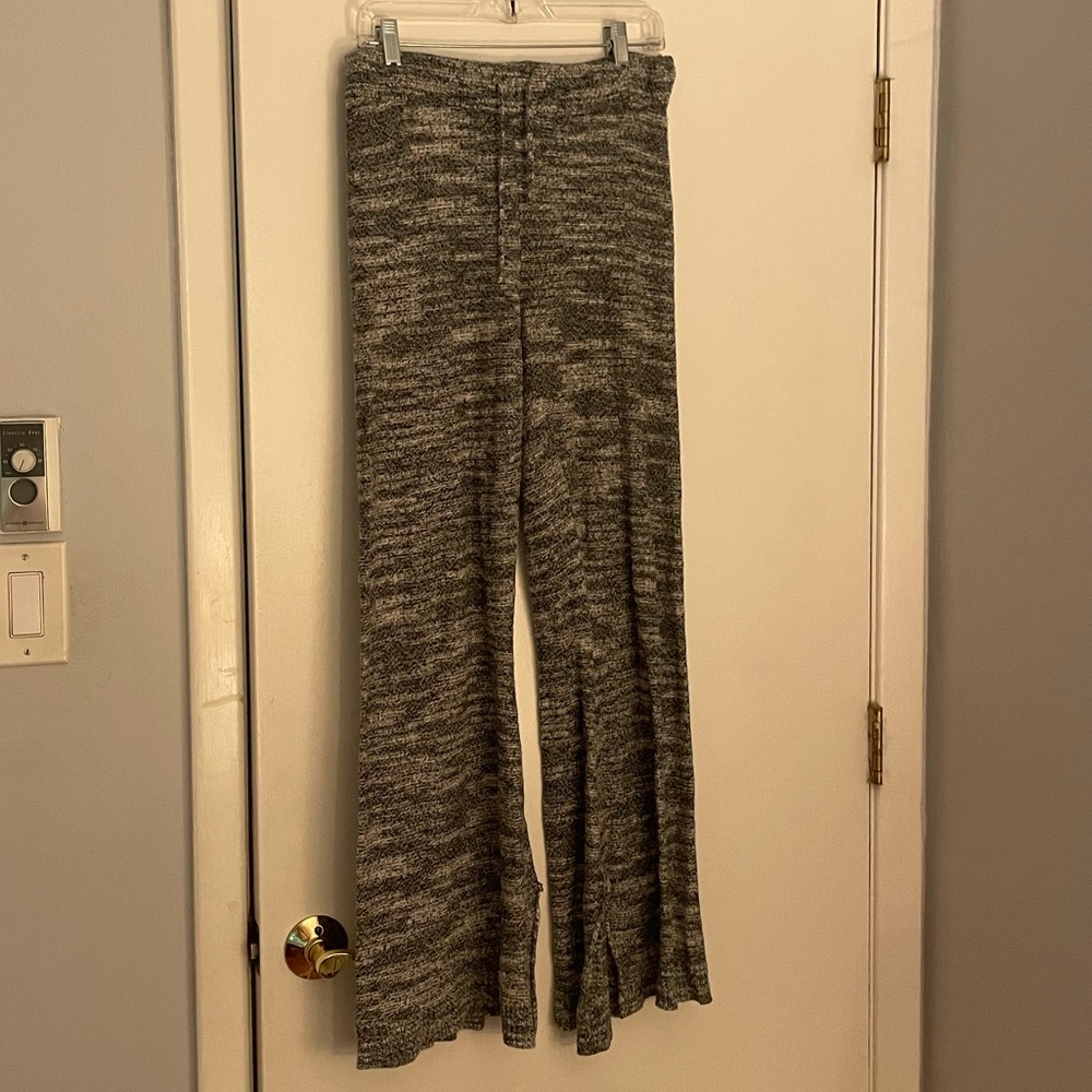 Aerie flowy knit pants, size m, light wear on bottoms but overall great condit.